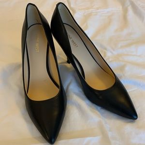 Black leather pump. EUC